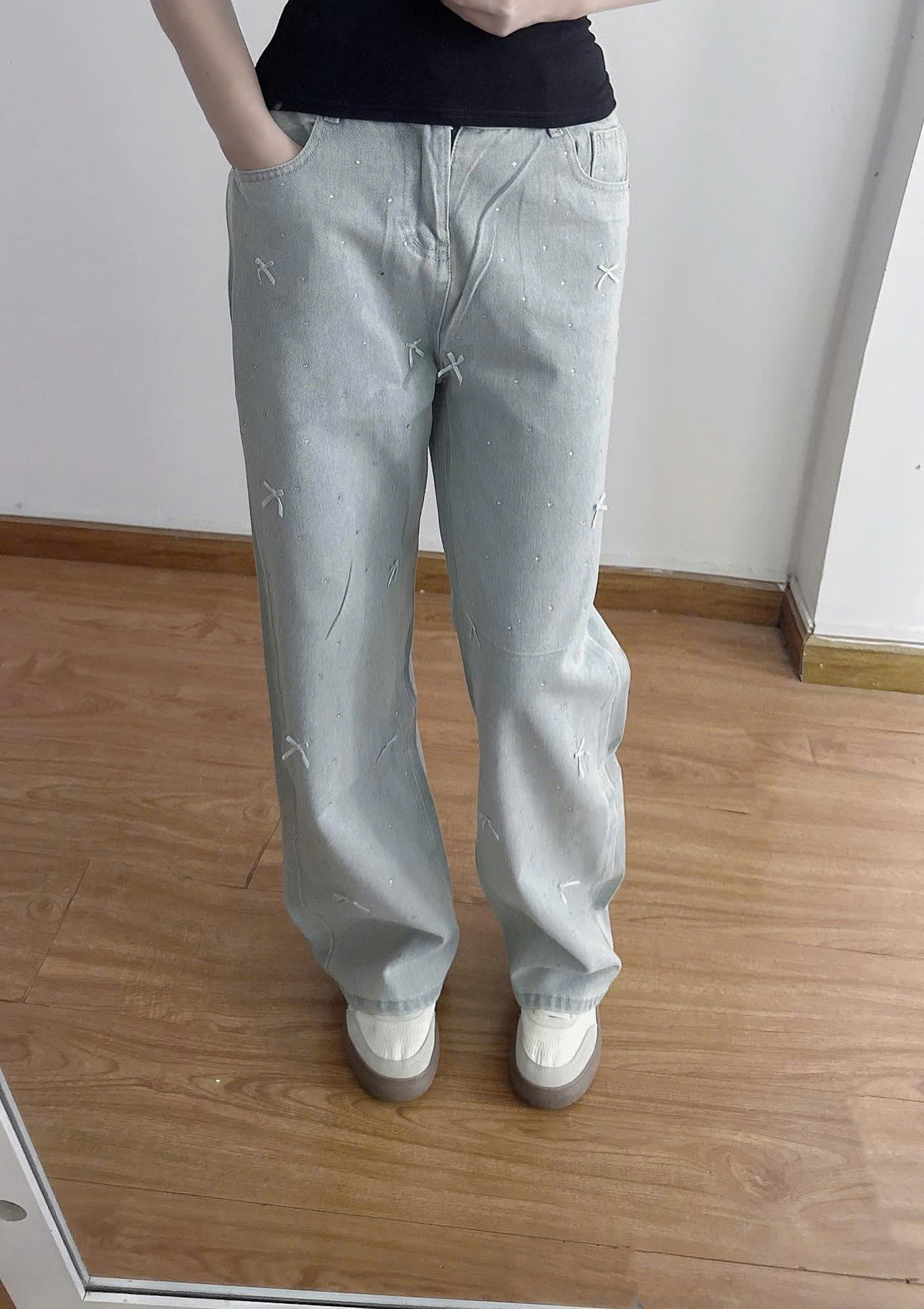 QUẦN JEANS SUÔNG ĐÍNH ĐÁ VÀ NƠ