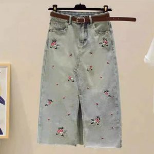 Chân váy jeans thêu hoa cực nét