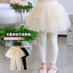 Quần legging mix váy bên ngoài