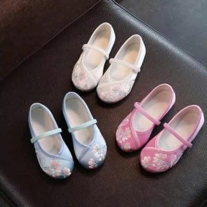 Giày búp bê thêu cổ trang cho bé