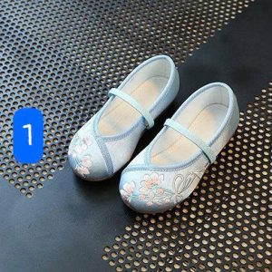 Giày búp bê thêu cổ trang cho bé