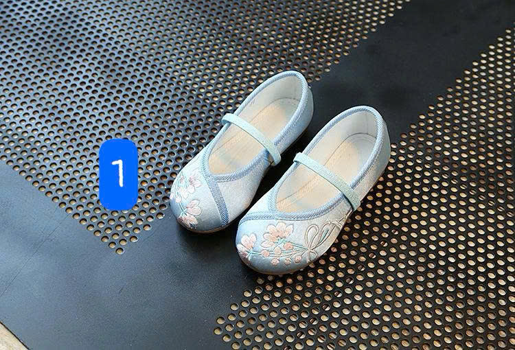 Giày búp bê thêu cổ trang cho bé
