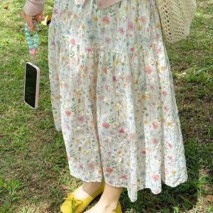 Chiếc chân váy hoa thêu nhà Anna