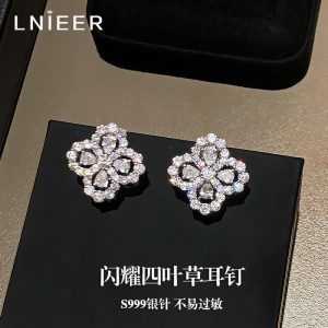ĐÔI KHUYÊN TAI CỎ 4 LÁ ĐÍNH ĐÁ