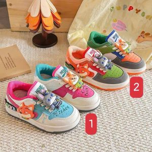 Giày thể thao gắn sticker zootopia