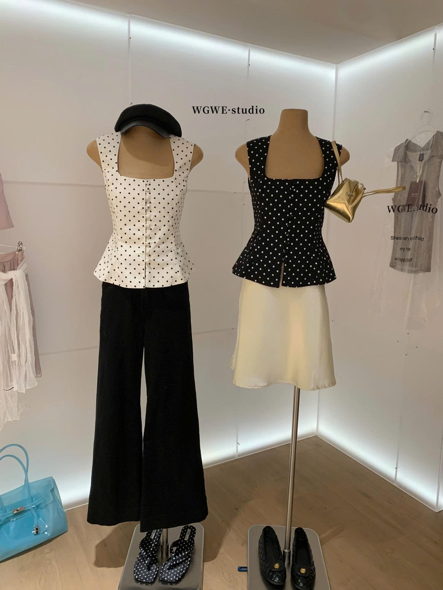 ÁO CHẤM TIM CỔ U W.G.W.E