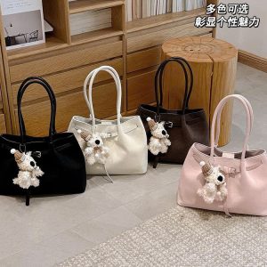 Chiếc túi quai ngang đựng cả thế giới
