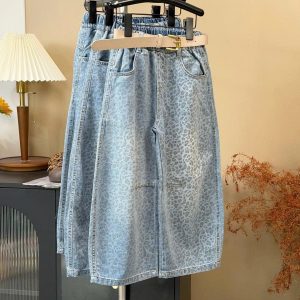 Quần jeans ống rộng họa tiết da báo