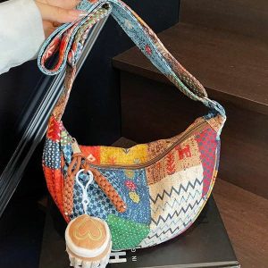 Em gom túi thổ cẩm rực rỡ